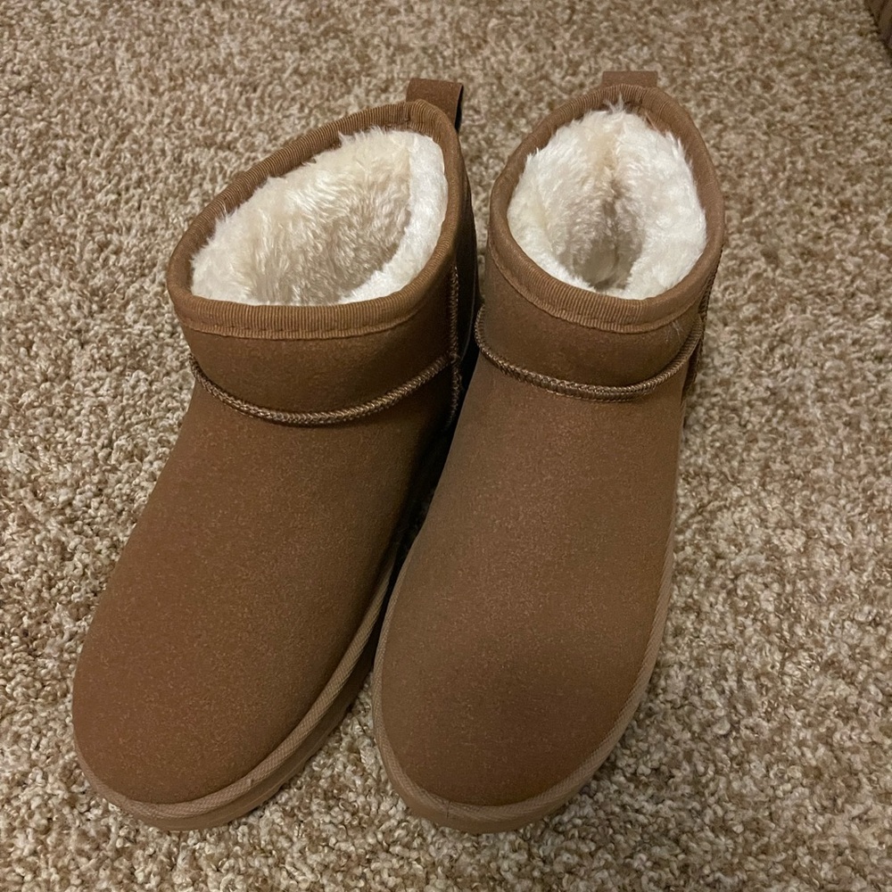 Short fuzzy boots